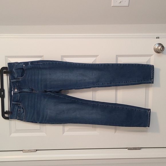 Old Navy Denim - OLD Navy Rockstar Super Skinny sz 6
